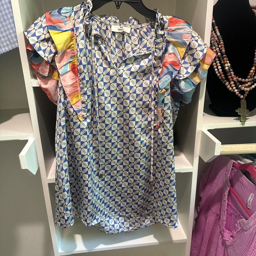 NWOT. Entro Brand Size L Colorful Mixed Print V-neckline Short ruffled sleeves